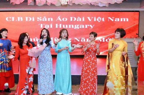 Lan tỏa nét đẹp và giá trị của áo dài Việt Nam đến bạn bè quốc tế