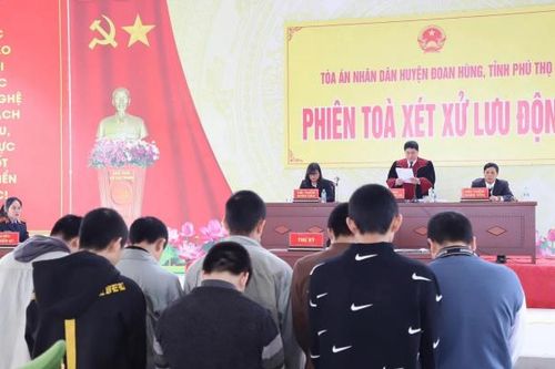 Phú Thọ: 8 bị cáo hầu tòa lưu động về tội 'Cố ý gây thương tích' và 'Gây rối trật tự công cộng'