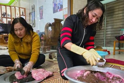 Người dân xứ Nghệ đỏ lửa xuyên ngày đêm làm đặc sản bán Tết