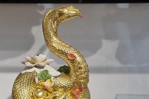 Ngắm linh vật rắn dát vàng cầu kỳ tinh xảo ở làng gốm Bát Tràng ngày cận Tết