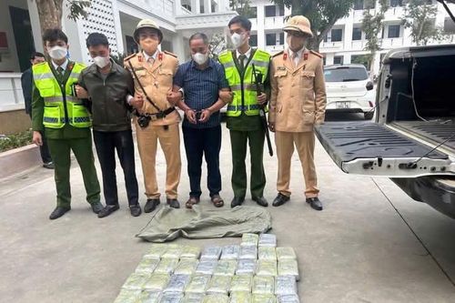 Cảnh sát nổ súng khống chế xe ô tô chở chủ tịch xã cùng lượng lớn ma túy