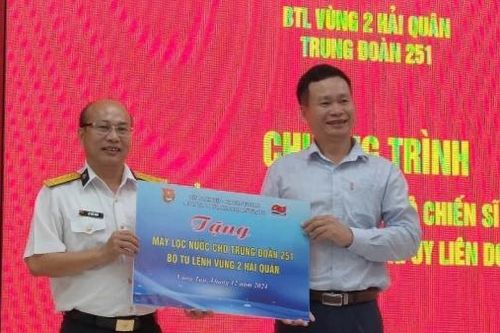 Vietsovpetro thăm và tặng quà cho cán bộ, chiến sĩ Trung đoàn 251 Vùng 2 Hải quân