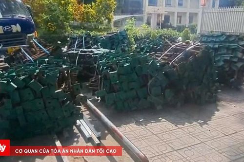 Container chở sắt thép bị đổ xuống đường, người dân nháo nhào tháo chạy