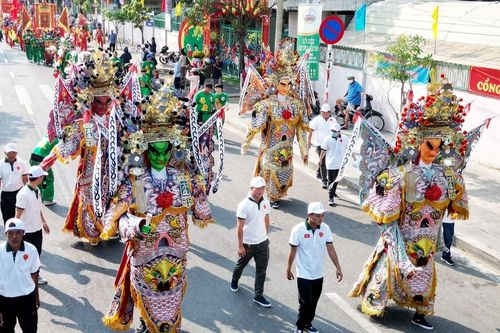 Hàng nghìn người diễu hành 8km khắp đường phố trong lễ hội Chùa Ông