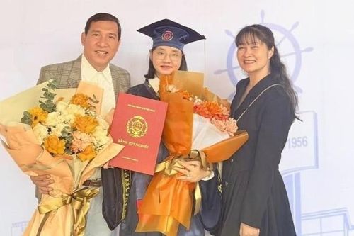 NSƯT Quang Thắng khoe con gái lớn tốt nghiệp đại học, Ngọc Trinh đẹp buồn