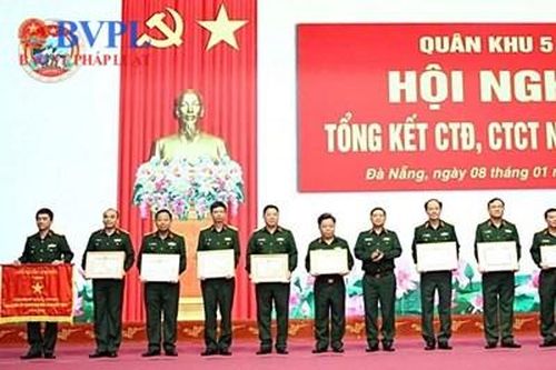VKSQS Quân khu 5 đón nhận cờ thi đua của Bộ Quốc phòng
