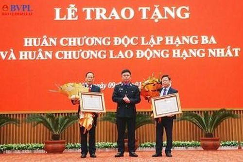 Trao Huân chương Độc lập hạng Ba và Huân chương Lao động hạng Nhất tặng 2 cá nhân