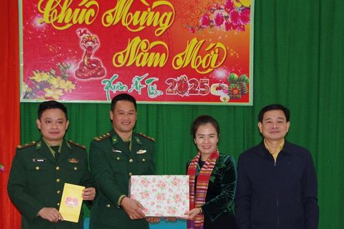 Chủ tịch Ủy ban MTTQ tỉnh chúc Tết cán bộ, chiến sĩ Đồn Biên phòng Mỹ Lý