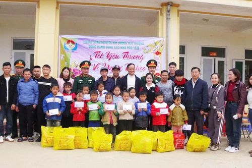Trao 176 suất quà Tết cho người dân và học sinh nghèo ở Kỳ Sơn