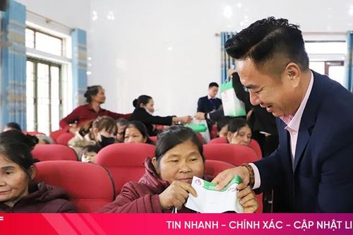 Lãnh đạo Ngân hàng CSXH Việt Nam tặng quà Tết tại Hương Khê