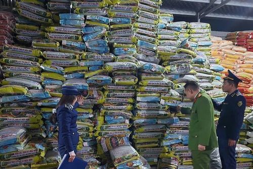 Tạm giữ 66 tấn phân bón có dấu hiệu giả nhãn hiệu trên địa bàn tỉnh Thanh Hóa