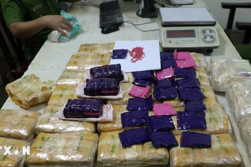 Bắt cán bộ xã vận chuyển 35kg ma túy đá và 4 bánh heroin