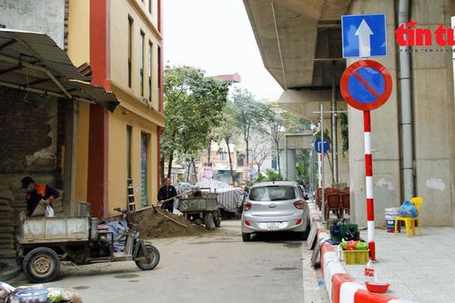 Đường mới mở để giảm ùn tắc ở Hà Nội bị lấn chiếm 'triệt để'