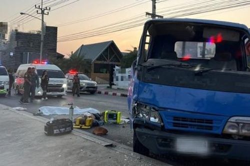 Xe tải bị lật, 4 người thương vong