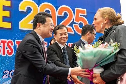 Hàng nghìn du khách quốc tế 'xông đất' cảng biển nước sâu ở Huế