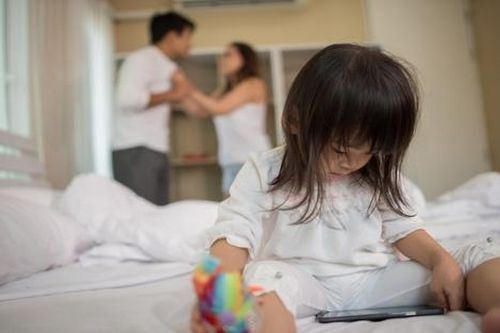 Con gái lớp 7 nhắn tin xin tiền học sau khi cha mẹ ly hôn, phản ứng của cha gây ái ngại