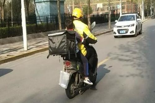 Người mẹ ngại ra khỏi giường, thuê shipper đưa đón con đi học mỗi ngày