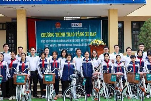Tặng 50 xe đạp cho học sinh huyện Quốc Oai có hoàn cảnh khó khăn