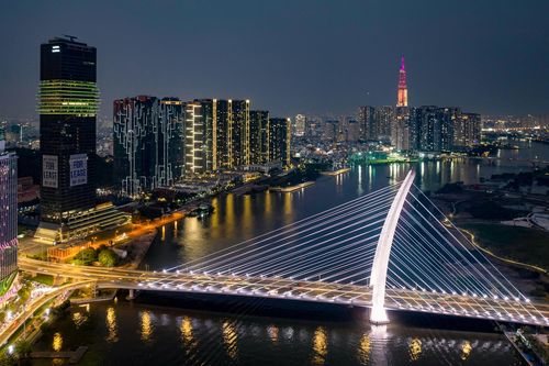 Cầu Ba Son lung linh về đêm