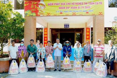 Công ty TNHH MTV Khai thác và Chế biến đá An Giang hỗ trợ quà Tết cho người dân thị trấn Cô Tô