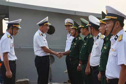 Bộ Tư lệnh vùng 5 Hải quân thăm, chúc Tết cán bộ, chiến sĩ và Nhân dân trên đảo Hòn Chuối