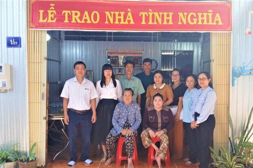 Trao nhà Tình nghĩa cho gia đình chính sách ở phường Châu Phú A