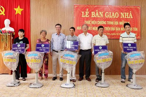 Lễ bàn giao nhà thuộc chương trình xóa nhà tạm trên địa bàn huyện Tri Tôn