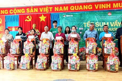 Mang 'Tết sum vầy - Xuân yêu thương' đến đồng bào dân tộc thiểu số Khmer xã Núi Tô