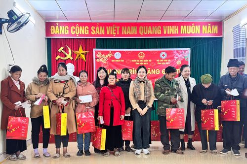 Tặng quà Tết cho hộ nghèo huyện Mường Chà