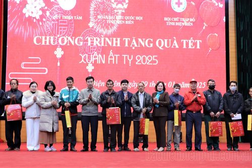 Tặng 600 suất quà cho hộ nghèo huyện Điện Biên nhân dịp tết Nguyên đán Ất Tỵ 2025