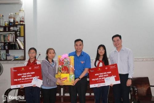Hội đồng Đội Trung ương thăm, tặng học bổng cho trẻ em mồ côi vì Covid-19 tại Đồng Nai