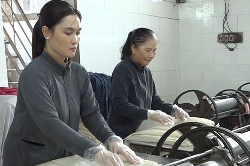 Làng nghề sản xuất bột gạo rộn ràng vụ Tết