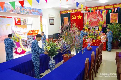 Lính tàu ngầm đón xuân