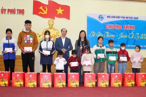 Hội LHPN Việt Nam thăm, tặng quà 'Tết yêu thương' tại Phú Thọ