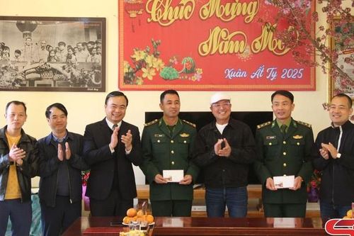 Thành ủy Sơn La thăm, chúc Tết Đồn Biên phòng Mường Lèo