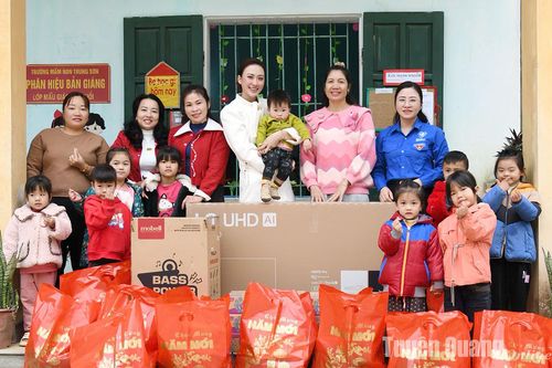 Chi đoàn Báo Tuyên Quang tặng quà Điểm trường Bản Giáng
