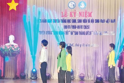 'Vừa hồng, vừa chuyên'