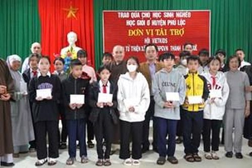 Trao quà cho học sinh nghèo học giỏi ở huyện Phú Lộc