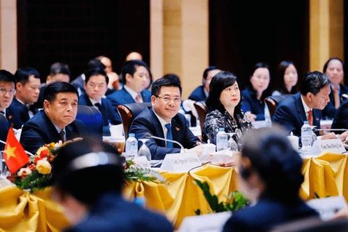 Bộ trưởng Nguyễn Hồng Diên tháp tùng Thủ tướng dự Kỳ họp lần thứ 47 UBLCP Việt Nam - Lào