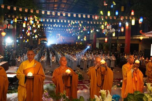 Lung linh đêm hoa đăng kính mừng ngày Đức Phật thành đạo tại chùa Bằng