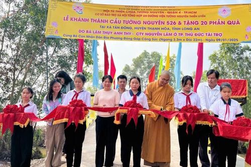 Chùa Tường Nguyên khánh thành cầu bê-tông nông thôn và tặng quà cho học sinh