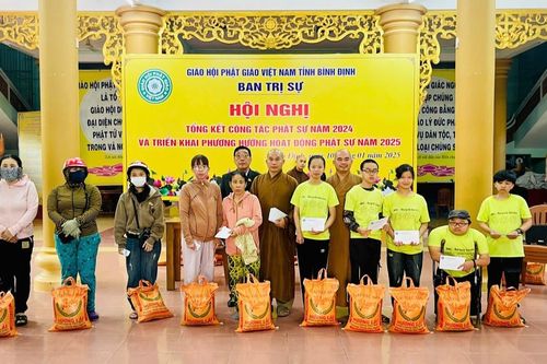Bình Định: Ban Từ thiện xã hội Phật giáo tỉnh tặng quà Tết Ất Tỵ