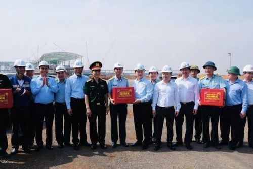 Phó Thủ tướng Trần Hồng Hà thăm, tặng quà Tết người dân, công nhân thi công tại sân bay Long Thành