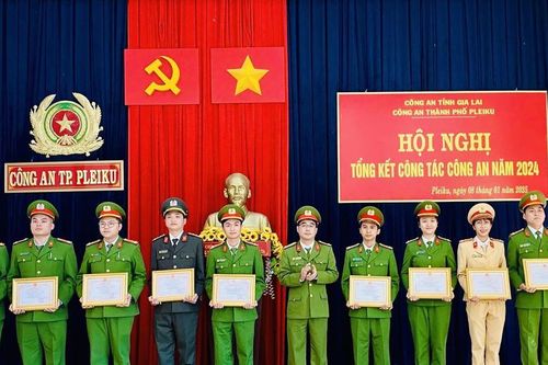Công an thành phố Pleiku: 25 lượt tập thể và 163 lượt cá nhân được các cấp, các ngành khen thưởng