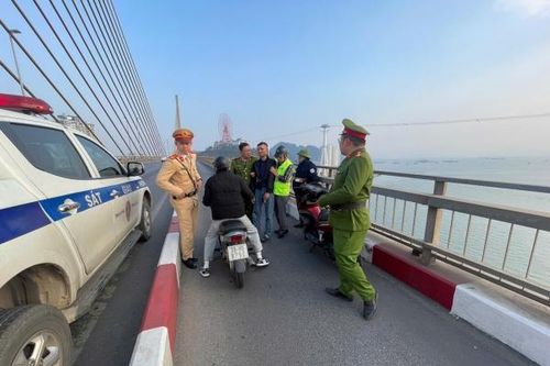 Ngăn kịp thời nam thanh niên định nhảy cầu Bãi Cháy tự tử