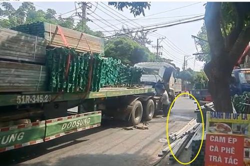 Người đi đường thót tim vì sắt từ rơ-mooc xe đầu kéo rơi ầm ầm xuống đường