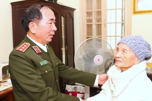 Thứ trưởng Trần Quốc Tỏ thăm hỏi, chúc Tết gia đình cố đồng chí Thứ trưởng Thường trực Phạm Tâm Long