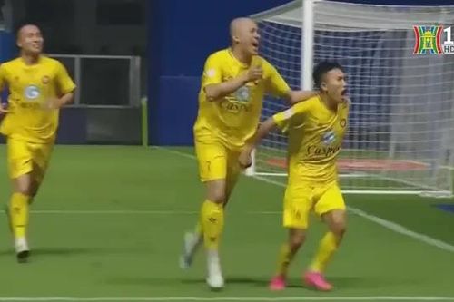 Doãn Ngọc Tân ghi tuyệt phẩm vào lưới CLB Thái Lan