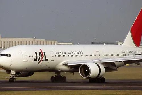Máy bay hãng Japan Airlines bị nổ lốp khi hạ cánh