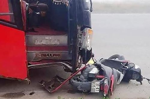 Tai nạn giao thông do sương mù dày, ô tô khách tông xe máy, 2 mẹ con tử vong